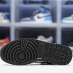 6_sole-Air Jordan 1 Retro High Satin Snake Chicago4.jpeg