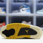 6_sole-Air Jordan 4 Vivid Sulfur.jpeg